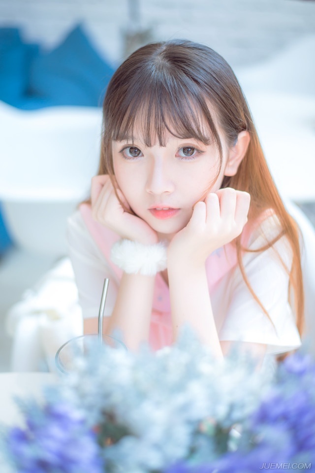 “这……”一群将领见状不由有些傻眼，一开始是被刘璝调动起来的情绪，但现在冷静下来一想，可不是，阆中这边虽然屯有粮草，但绝对难以支撑多久，而且阆中距离成都虽然不远，但山路难行，别看刘璝几天就赶过来，那是一个人而且还骑马，若这十万大军要开到成都，就算一路顺利，没有两个月都不可能过去，别说两个月，大军行军的话，如今阆中的存粮，恐怕连一个月都撑不到。